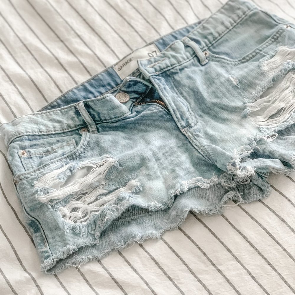 Lightwashed Distressed Short Shorts